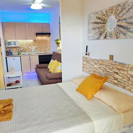 Lovely Views, Heated Pool, Great Location شقة *