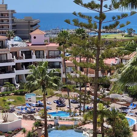 Lovely Views, Heated Pool, Great Location شقة