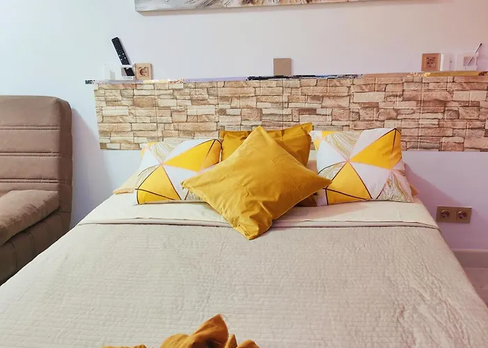 Lovely Views, Heated Pool, Great Location شقة