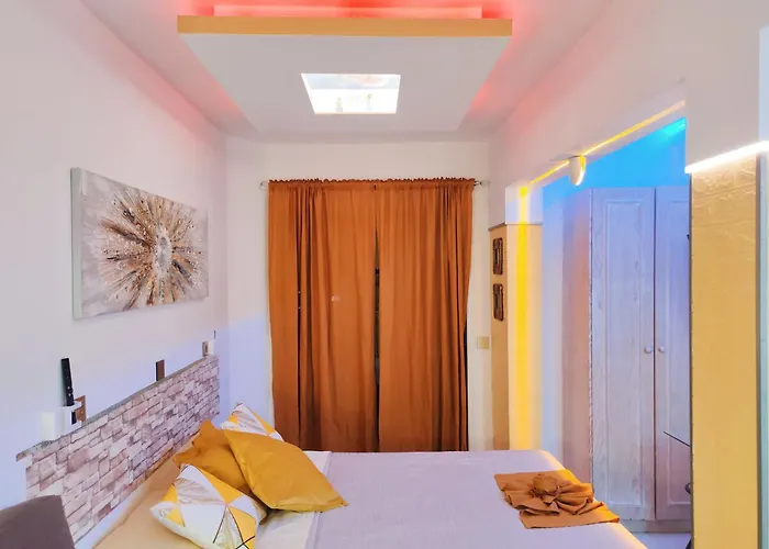 Lovely Views, Heated Pool, Great Location شقة