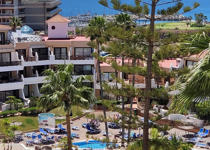 Lovely Views, Heated Pool, Great Location شقة