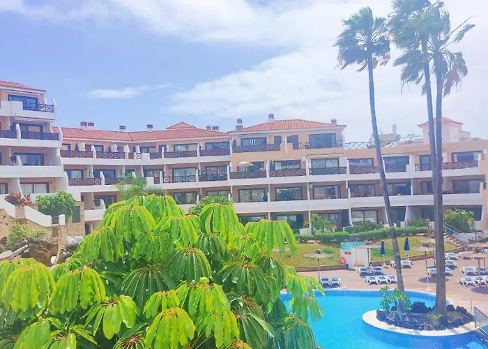 Lovely Views, Heated Pool, Great Location شقة